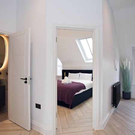 Ultra Stylish Apt Set In An Affluent Location Poole Exterior photo
