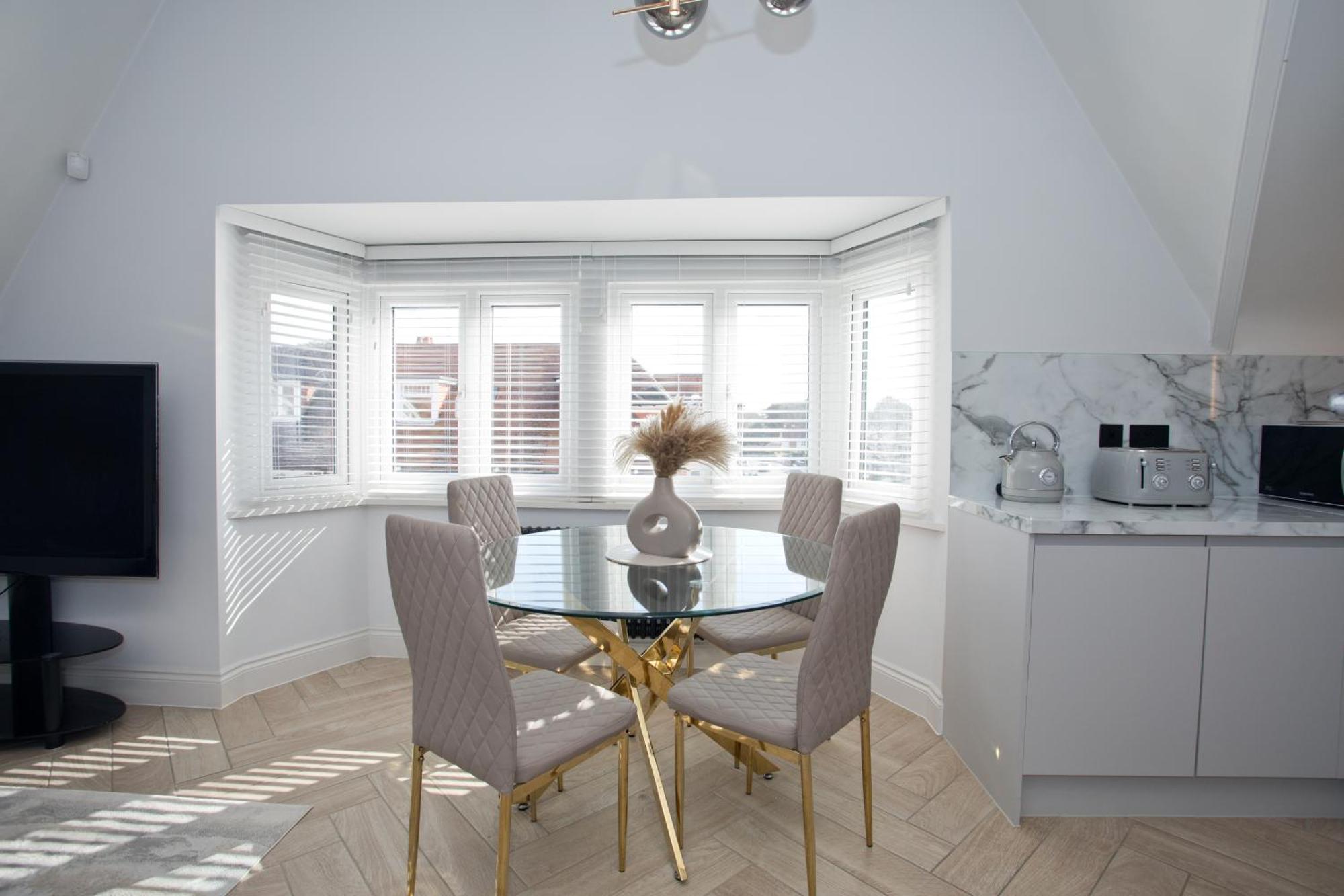 Ultra Stylish Apt Set In An Affluent Location Poole Exterior photo