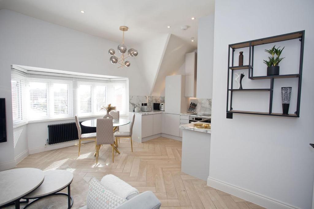 Ultra Stylish Apt Set In An Affluent Location Poole Exterior photo