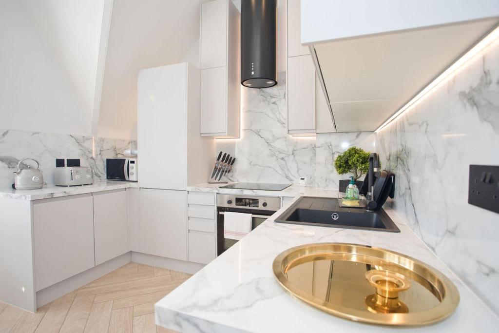 Ultra Stylish Apt Set In An Affluent Location Poole Exterior photo