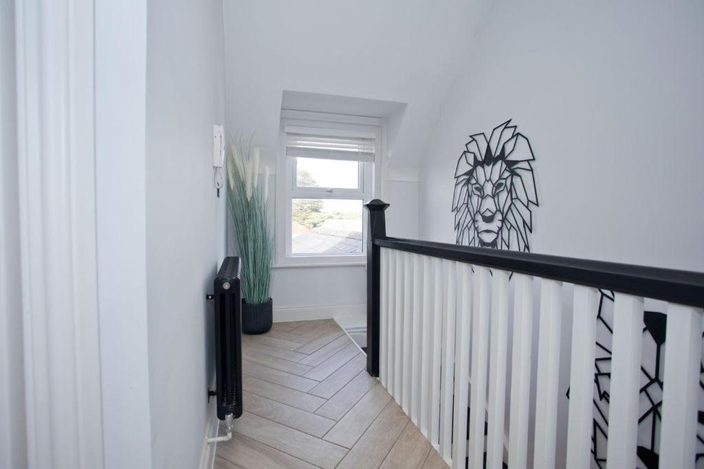Ultra Stylish Apt Set In An Affluent Location Poole Exterior photo