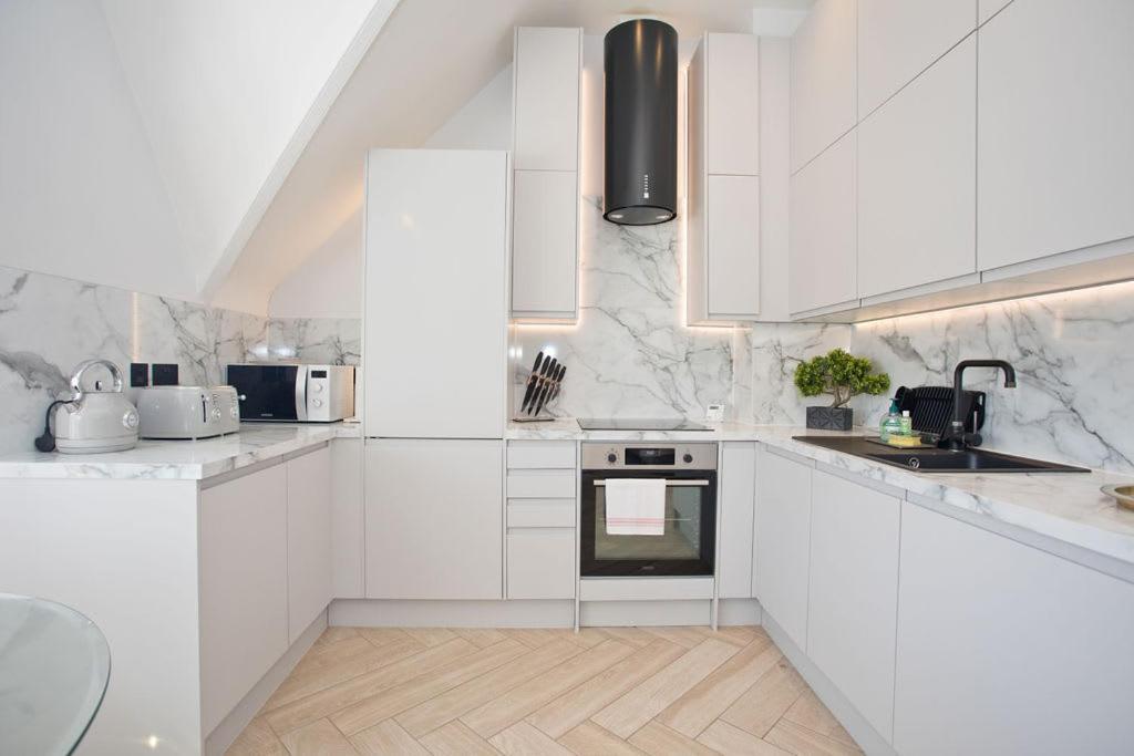 Ultra Stylish Apt Set In An Affluent Location Poole Exterior photo