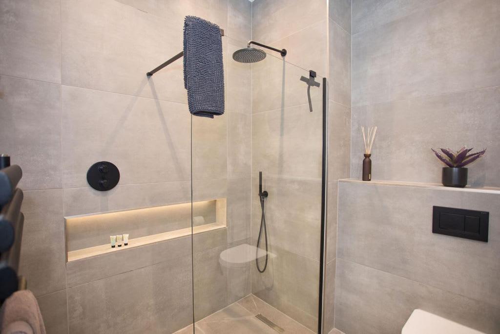 Ultra Stylish Apt Set In An Affluent Location Poole Exterior photo