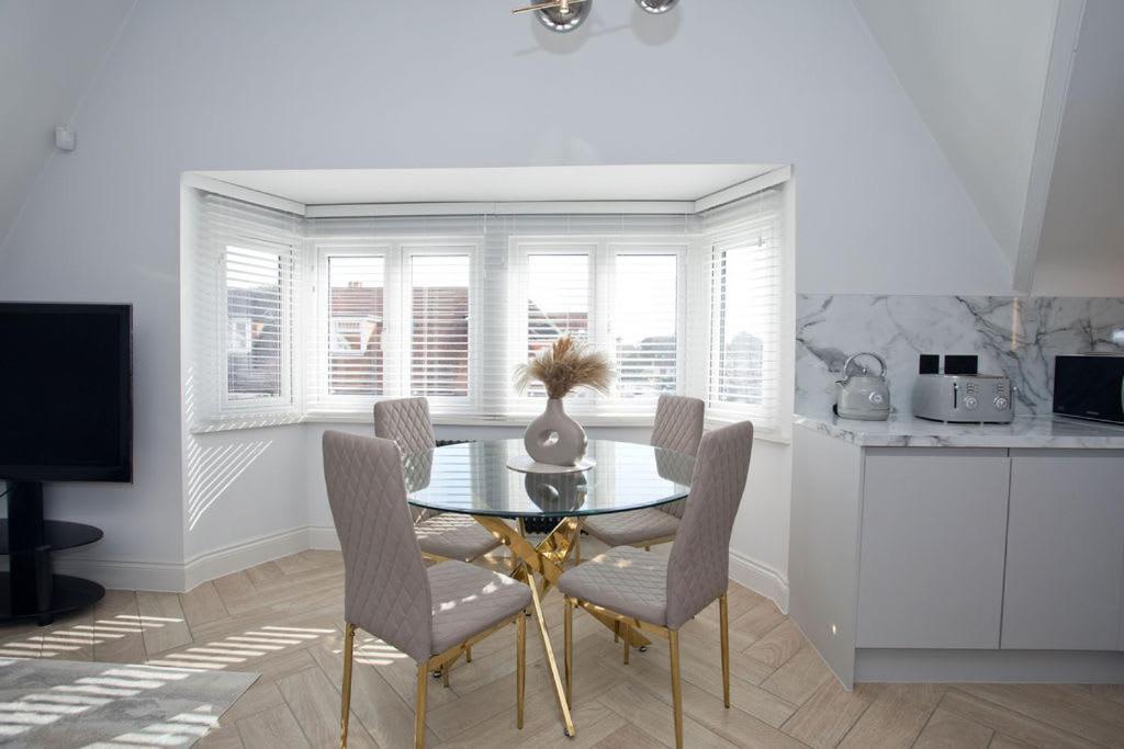 Ultra Stylish Apt Set In An Affluent Location Poole Exterior photo