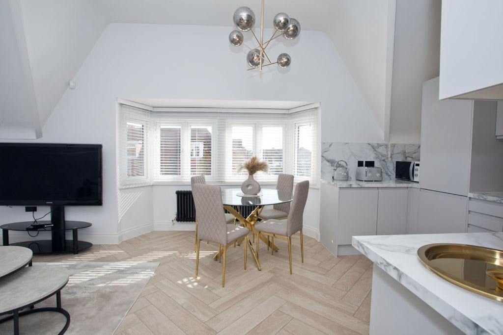 Ultra Stylish Apt Set In An Affluent Location Poole Exterior photo